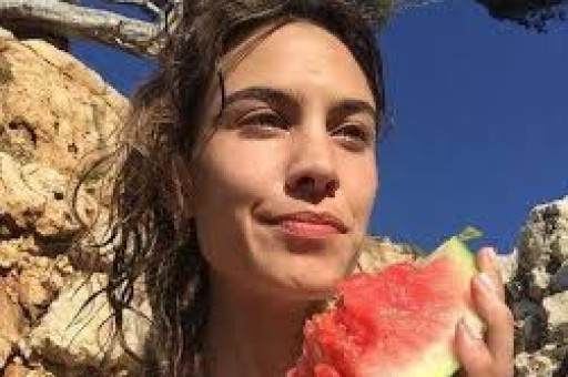 潜规则交易、公开内涵隐婚生子娱乐圈的瓜一个比一个荒唐